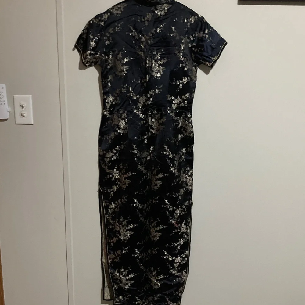 Elegant Black and Gold Floral Midi Dress - Picture 7 of 11